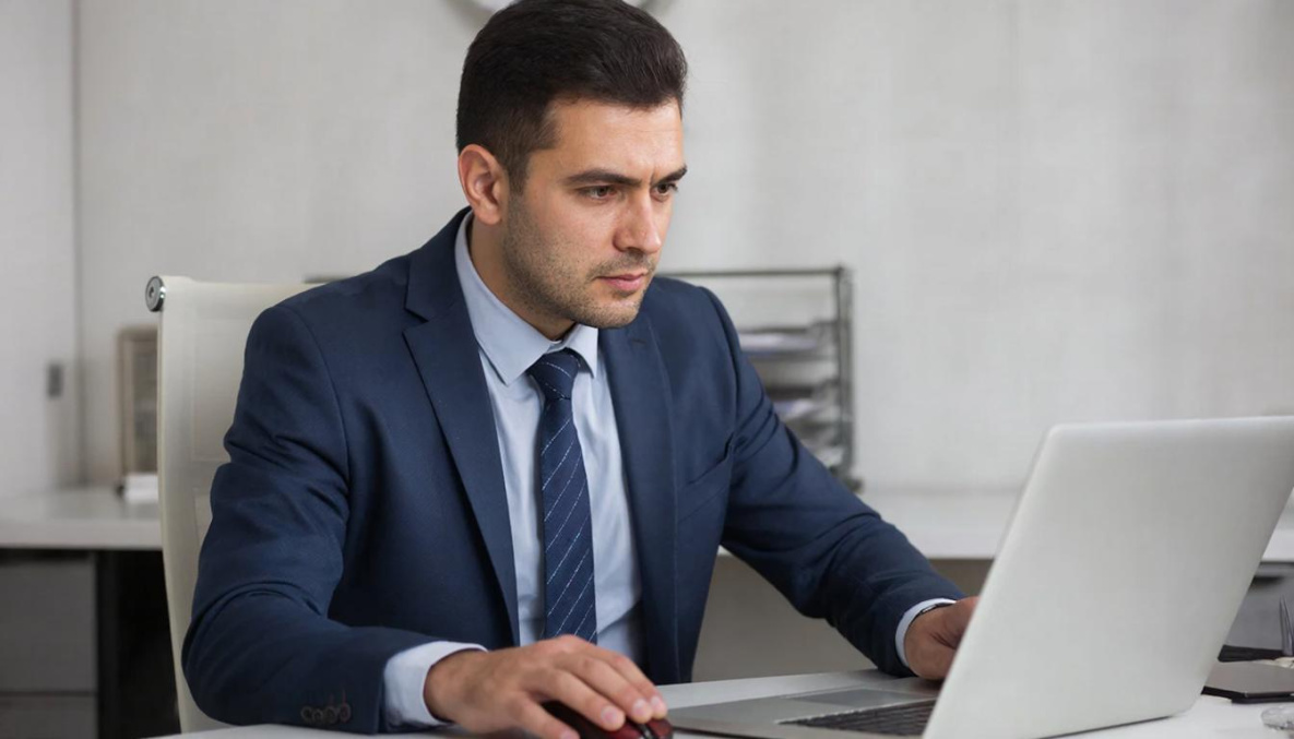 Прогноз ВТБ: в ближайшие 2-3 года половина частных инвесторов будут использовать ИИ-подсказки