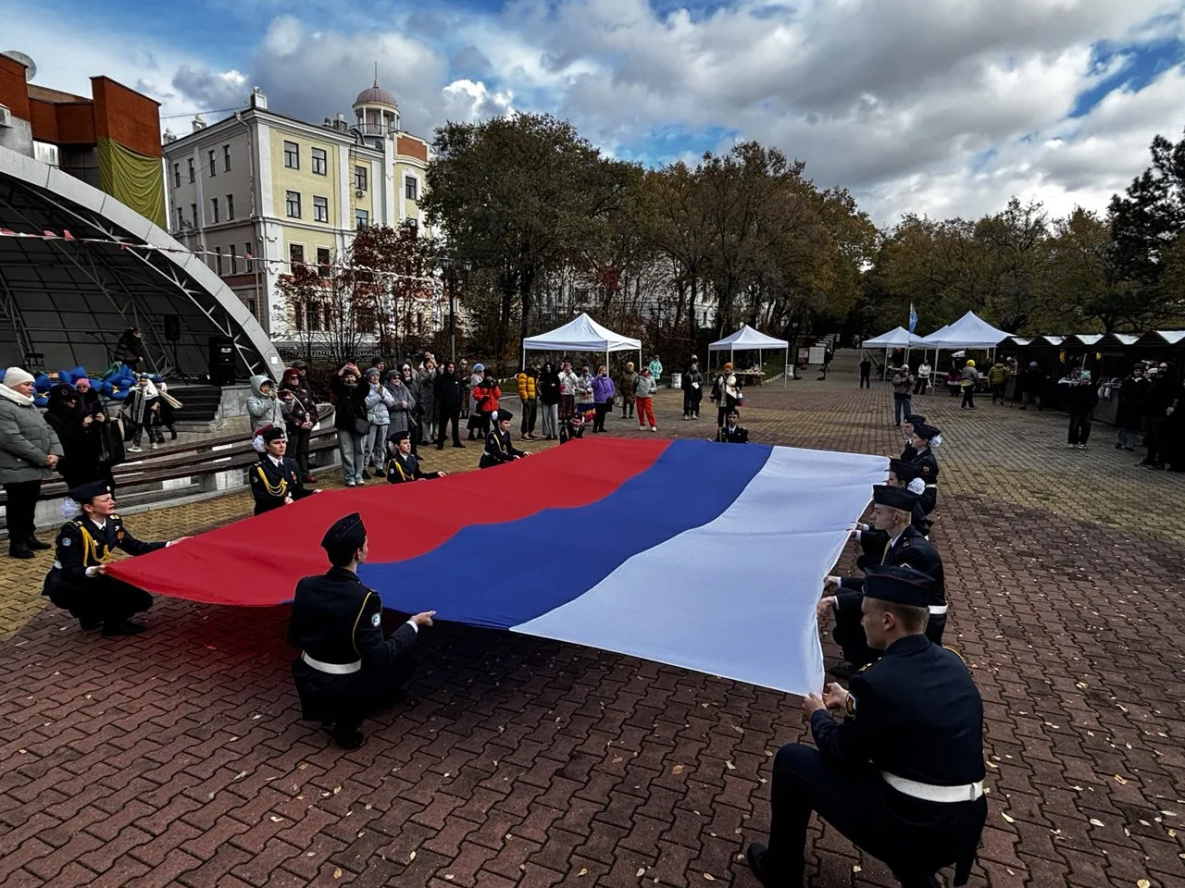 На закрытии паркового сезона в Хабаровске развернули российский триколор