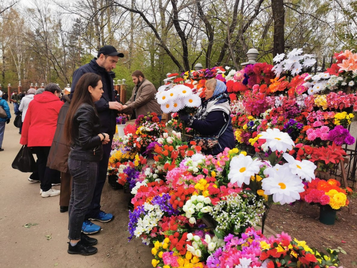 14 мая родительский день 2024. Родительский день на кладбище. Цветы на Радоницу. Цветы сегодняшнего праздника. Радоница в 2022 году в Краснодарском крае.