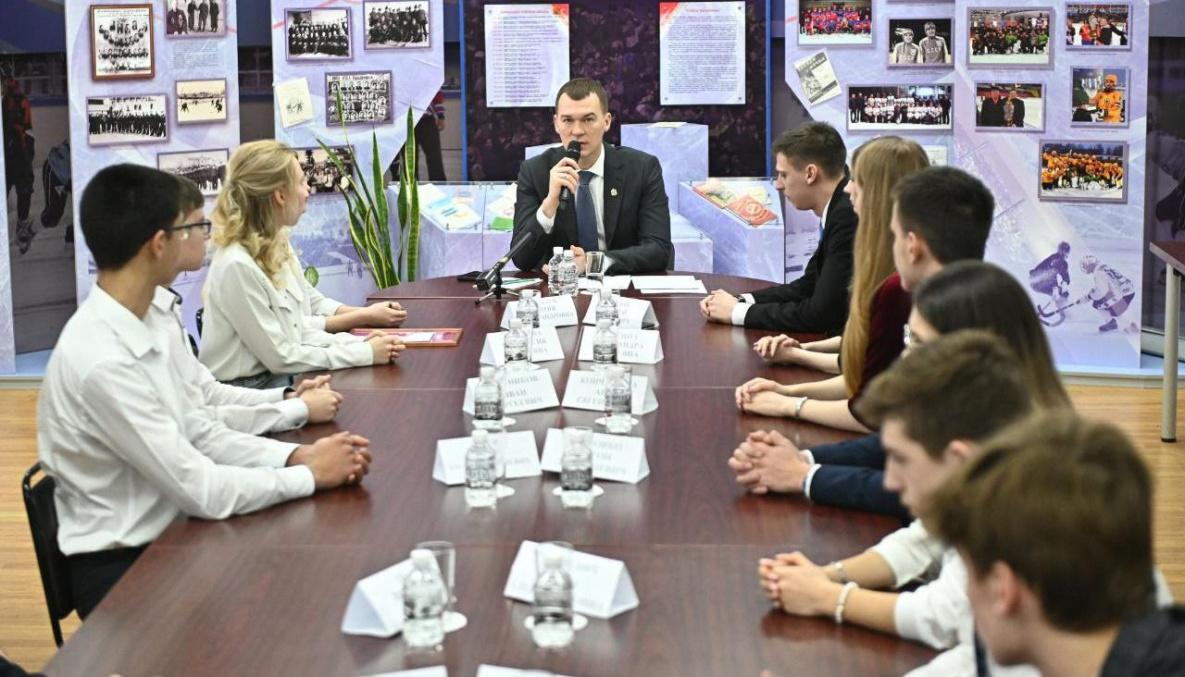 Губернатор Хабаровского края призвал включать критическое мышление