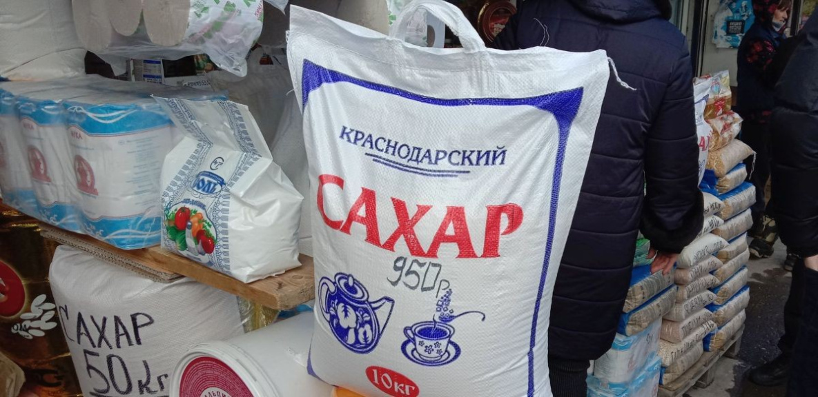 Сахар 60 рублей купить. Сахар в магазине. Сахарный песок. Сахар на прилавках магазинов. Сахар в магазине да.