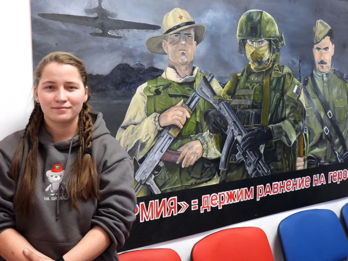 Молодая художница из Николаевска-на-Амуре рисует героев Победы 