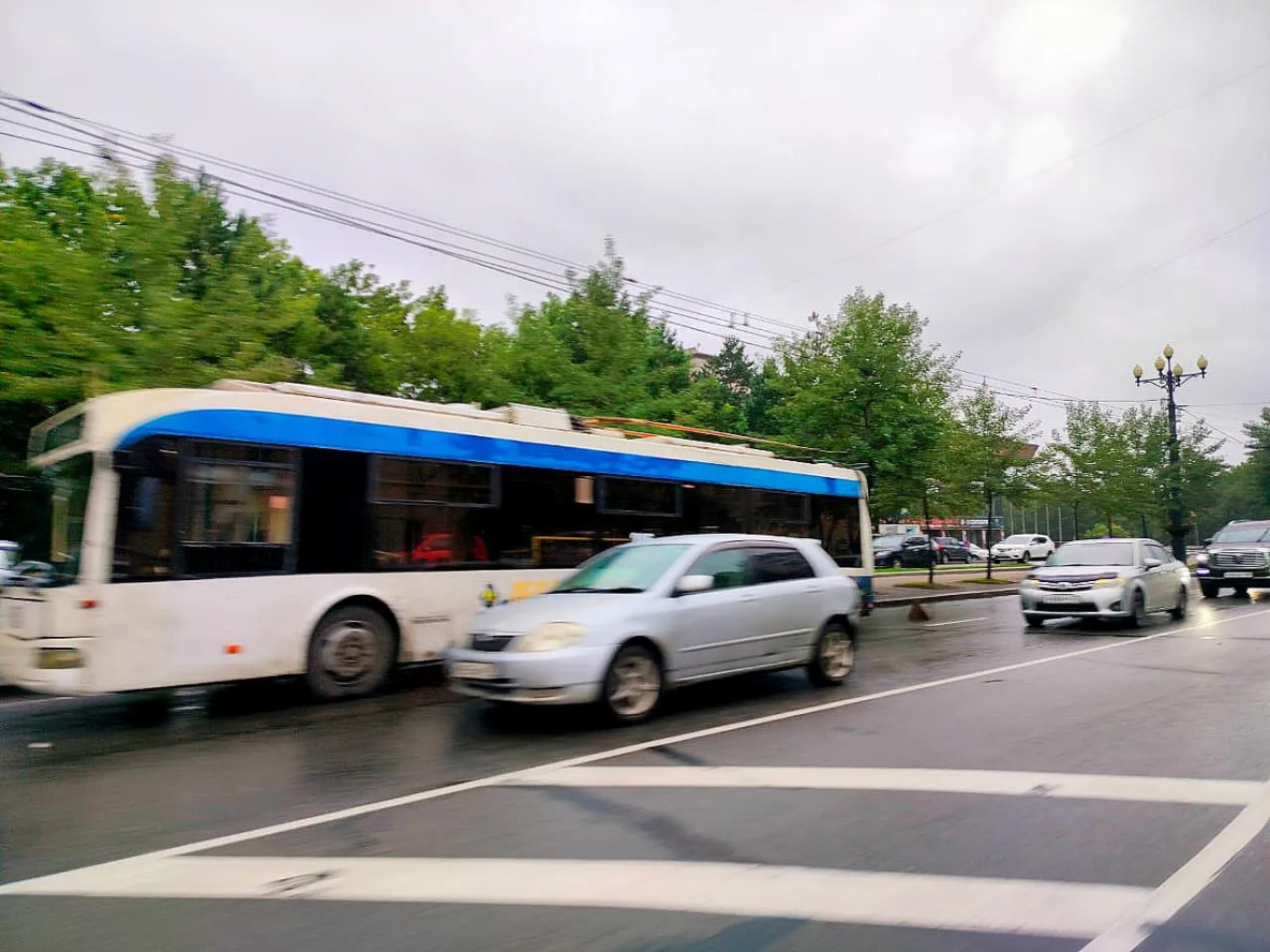 Центр Хабаровска встал в пробках из-за обрыва проводов