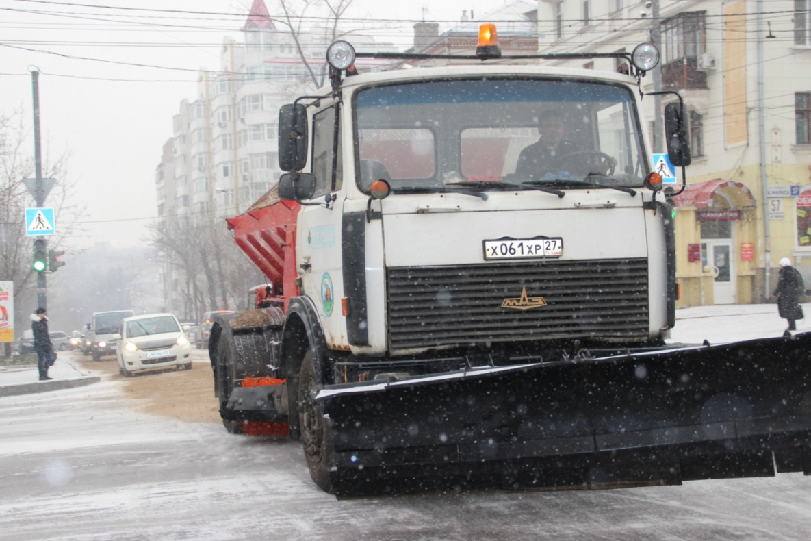 Снегоуборочная техника в Хабаровске работает днём и ночью