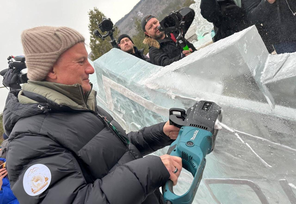 Герман Греф вырезал скульптуру изо льда на курорте Сбера «Манжерок»