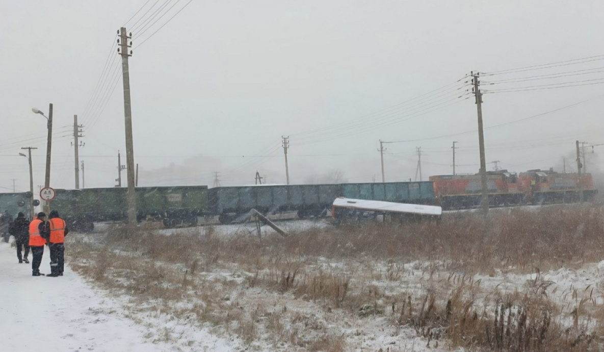 Четыре человека госпитализированы после ДТП автобуса с поездом в Хабаровске