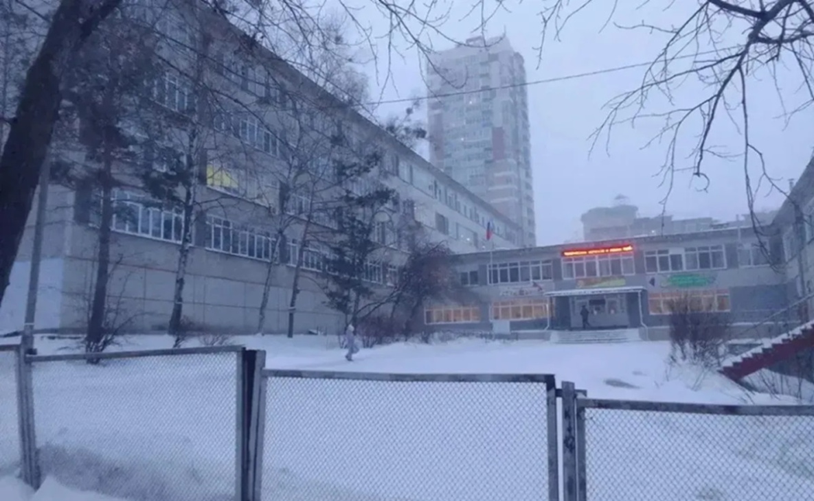 Некоторые хабаровские школы отпустят детей домой пораньше из-за циклона