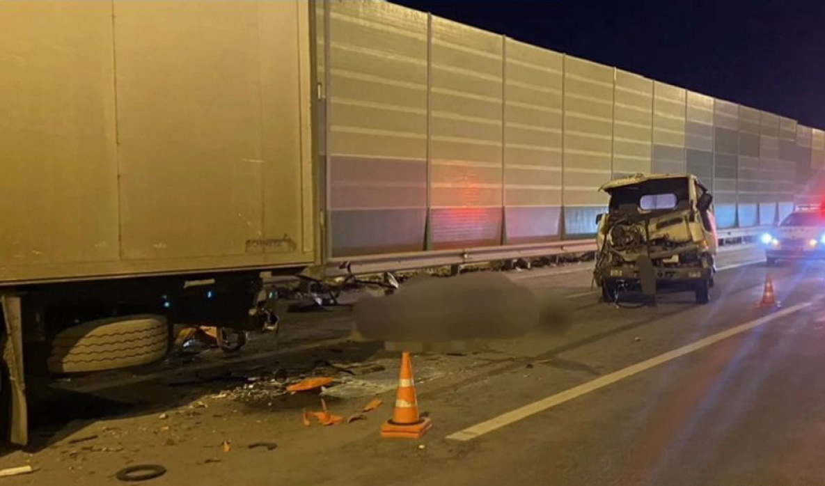 Водитель грузовика погиб при столкновении со сломанным КАМАЗом в Хабаровском крае