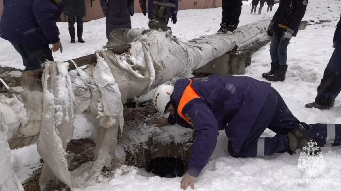 В пригороде Хабаровска 13-летний мальчик провалился в колодец