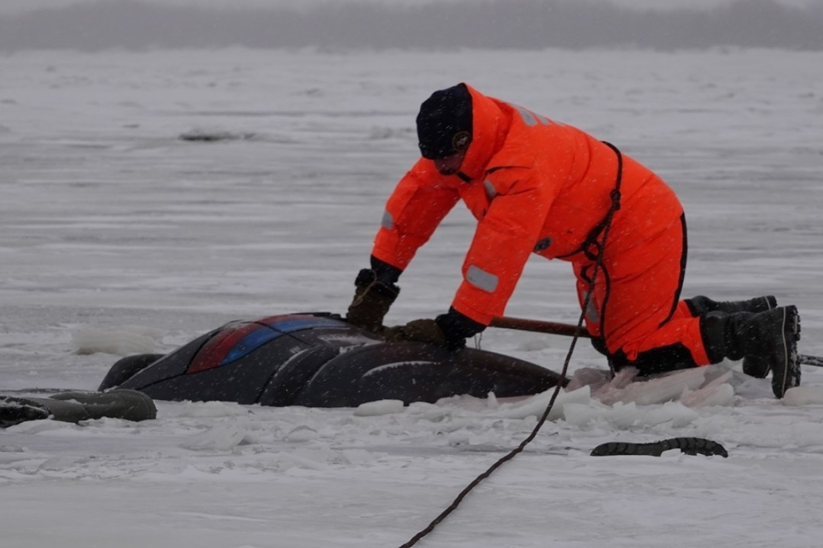 Автомобиль с рыбаками ушёл под лёд в Хабаровском крае