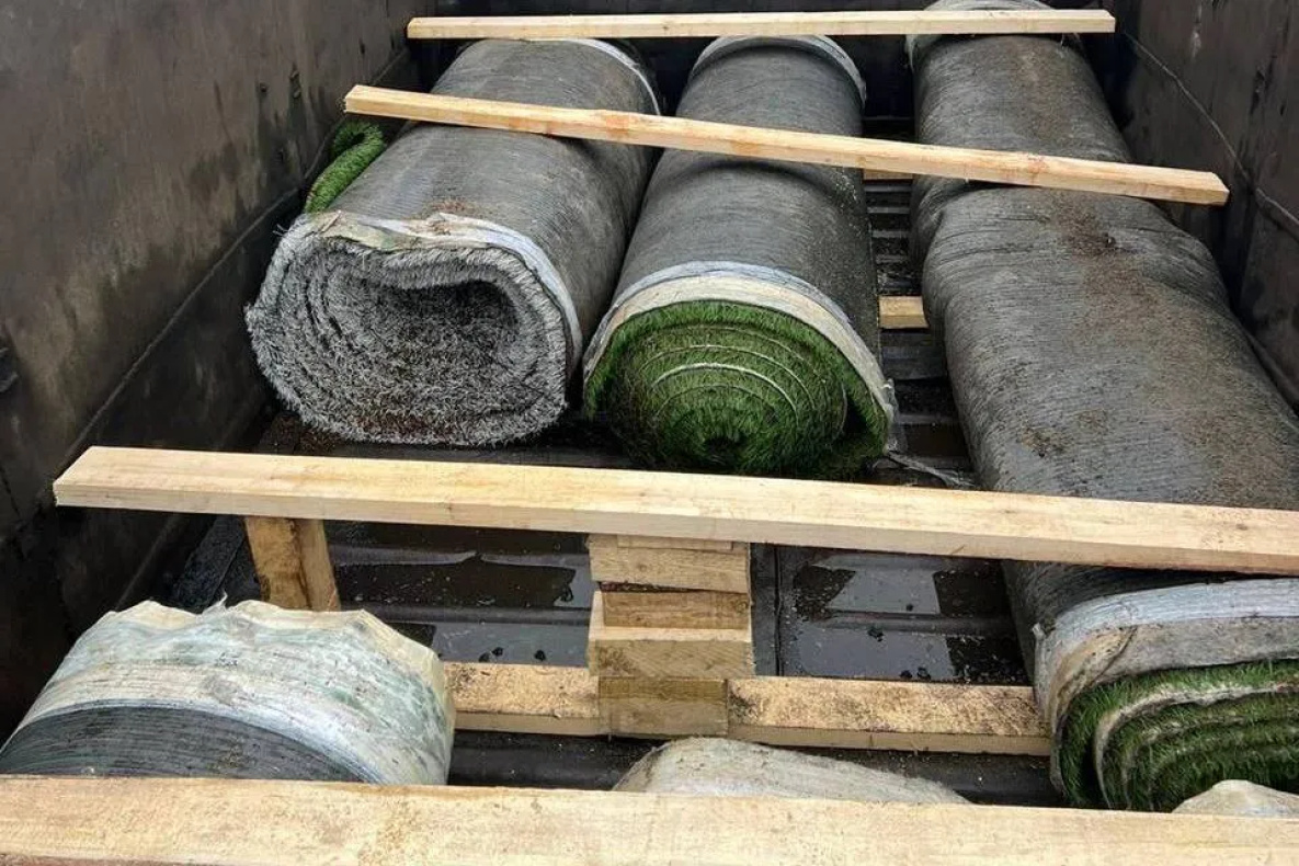 На север Хабаровского края газон для футбольных полей завезли в 7 вагонах