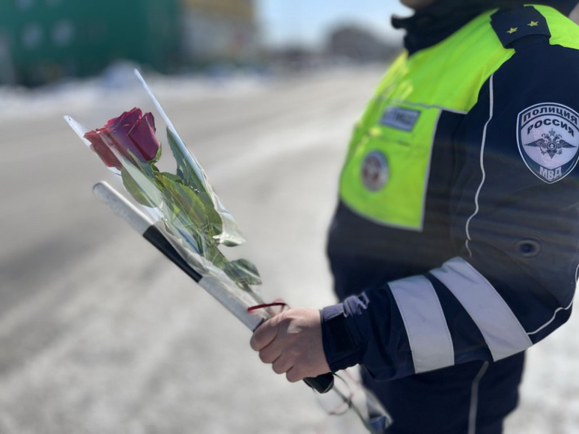 Цветочные патрули ГИБДД в Хабаровском крае поздравили автоледи с 8 марта |  07.03.2024 | Хабаровск - БезФормата