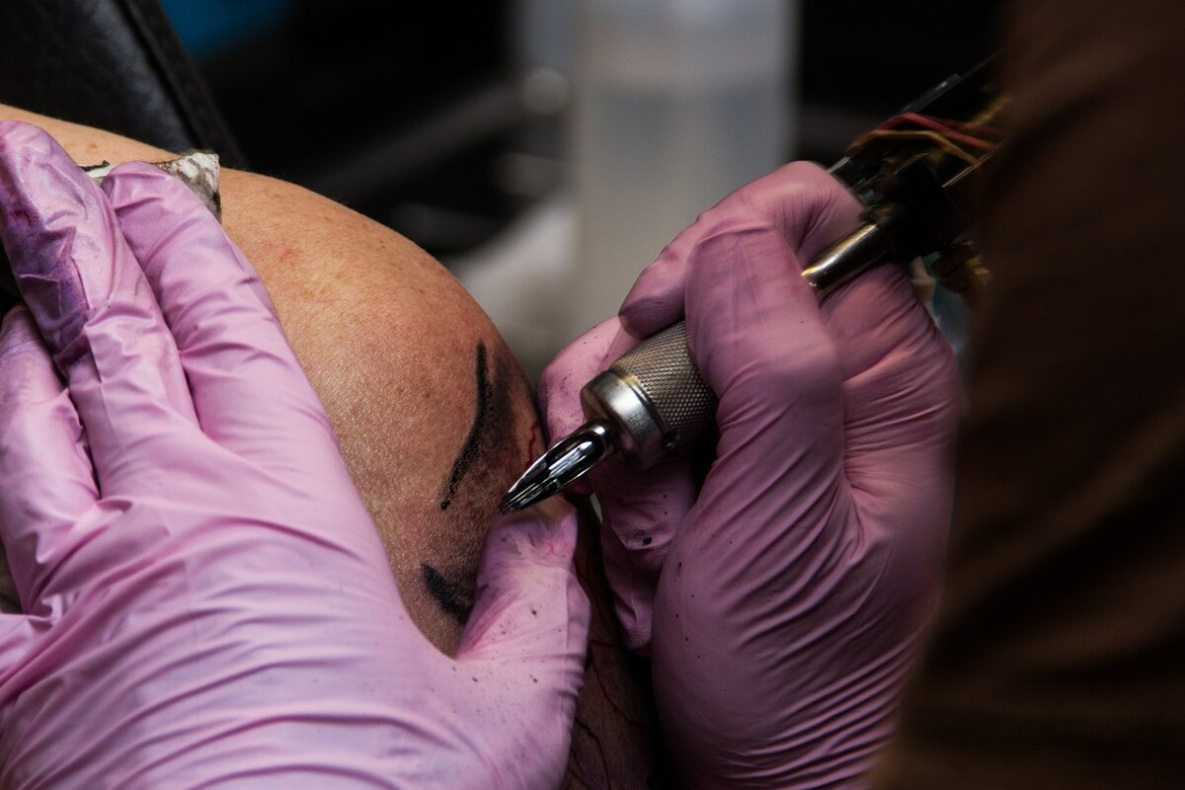 Мастера-татуировщика из Хабаровска подозревают в крупной краже