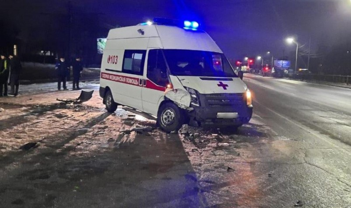 Фельдшер «скорой помощи» пострадала в ночном ДТП в Хабаровске