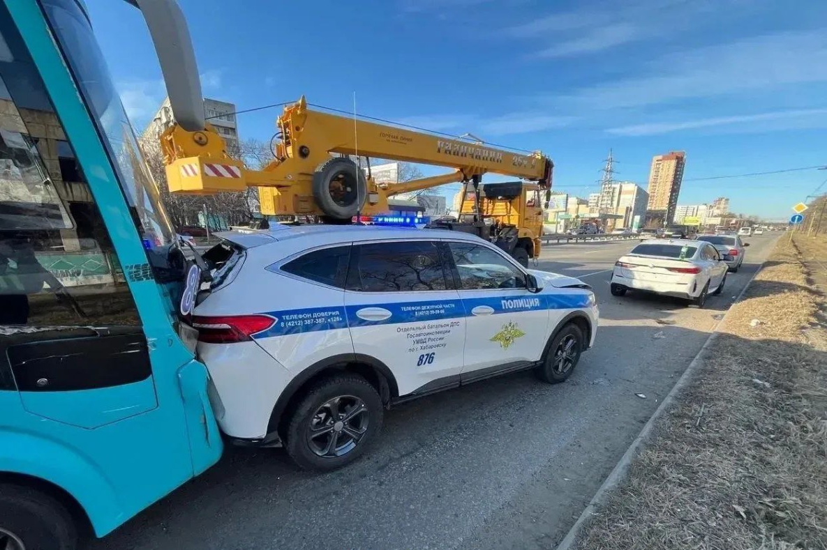 Пассажирский автобус протаранил полицейскую машину в Хабаровске