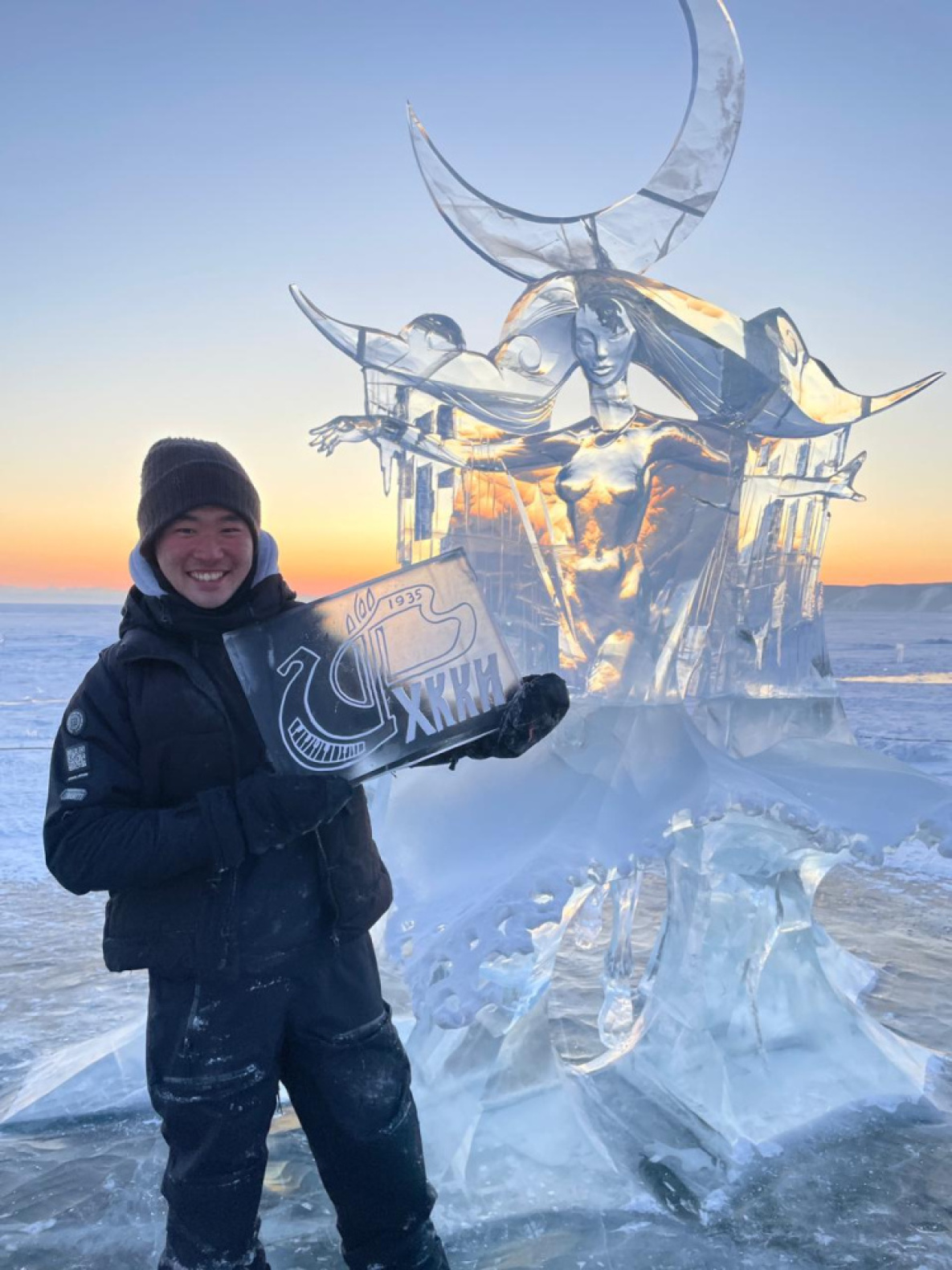 Хабаровчане выиграли международный конкурс ледовых скульптур на Байкале