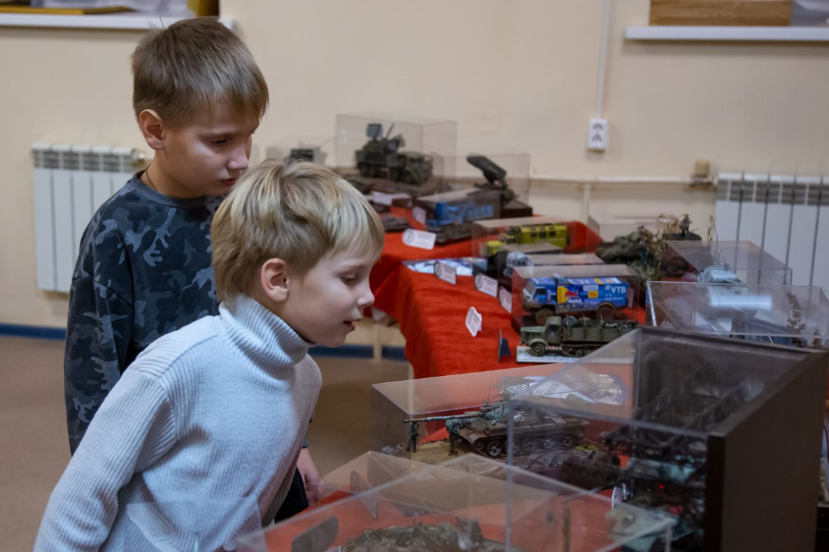 Сергей Логинов показал в Хабаровске коллекцию моделей военной техники