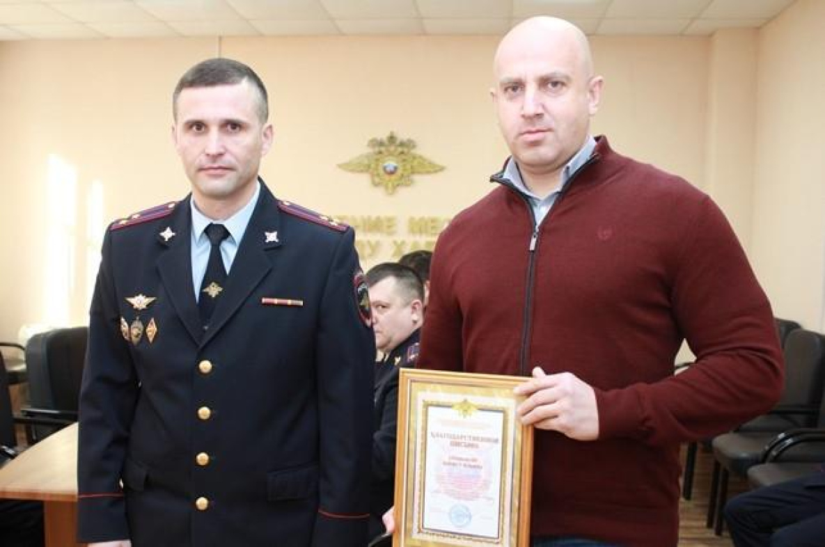 Мужчину из Хабаровска наградили за спасение женщины с двумя детьми