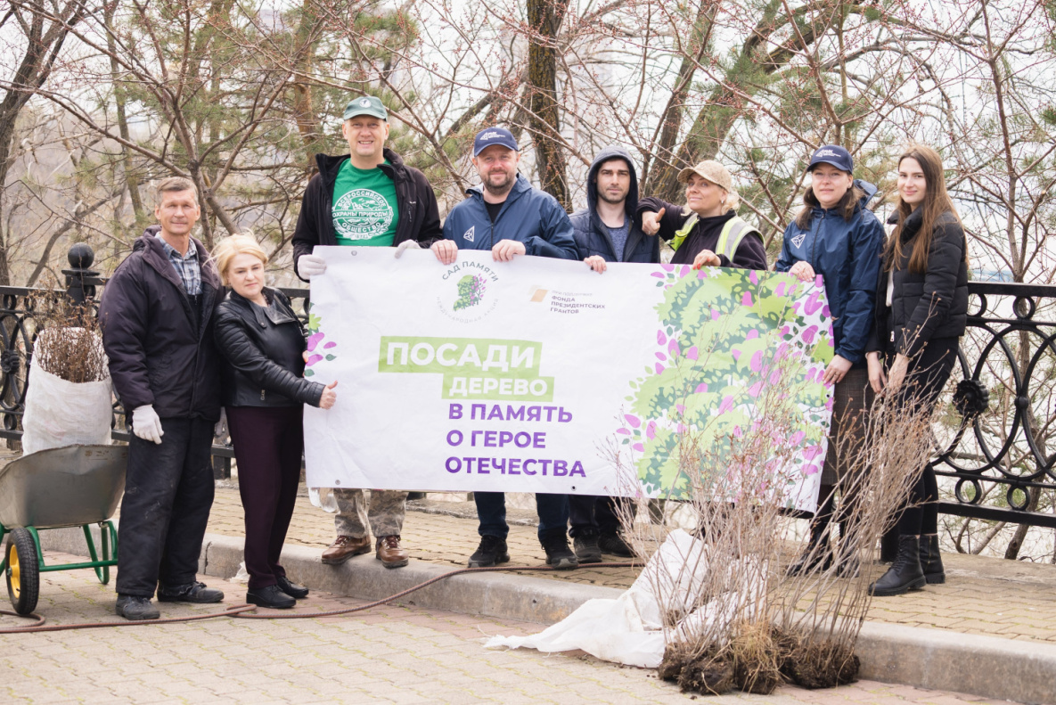 В Хабаровске на Амурском утёсе добровольцы посадили кусты багульника