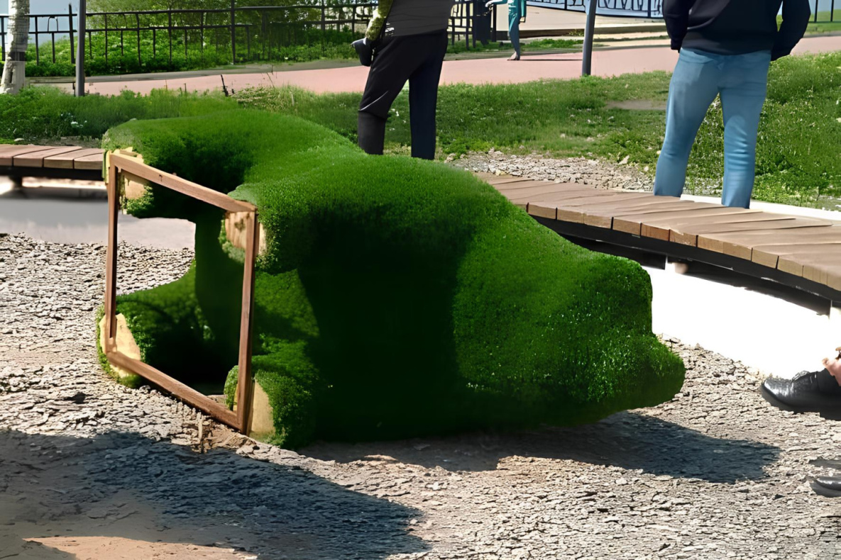 В Николаевске-на-Амуре юные хулиганы разгромили сквер и уронили мишку