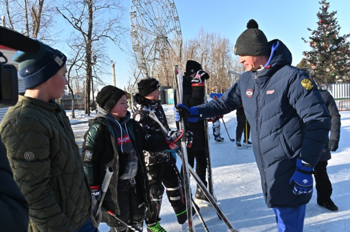 Новые клюшки получили дворовые команды хоккеистов от Михаила Дегтярёва