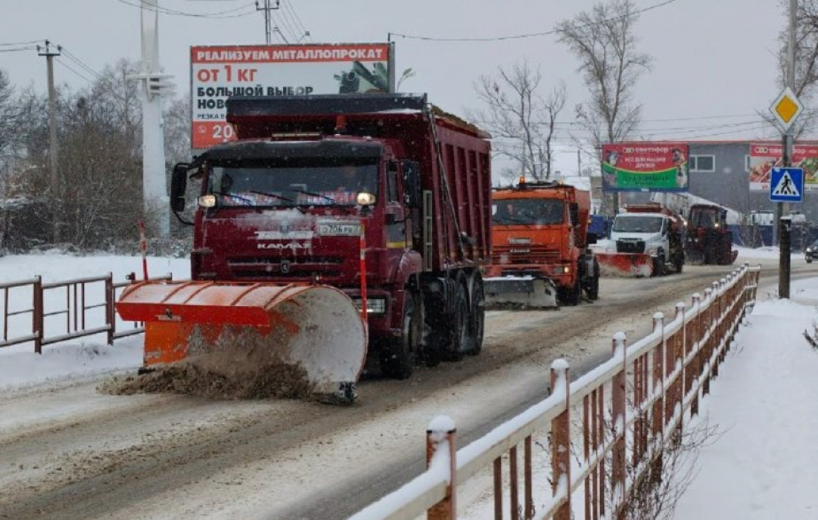 Дороги Хабаровского края от снега чистят более 100 спецмашин