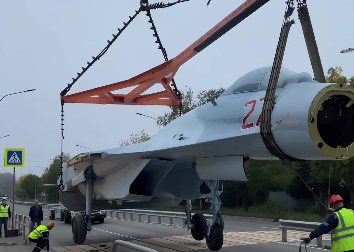 Парк «Патриот» в Комсомольске-на-Амуре пополнился истребителем Су-27