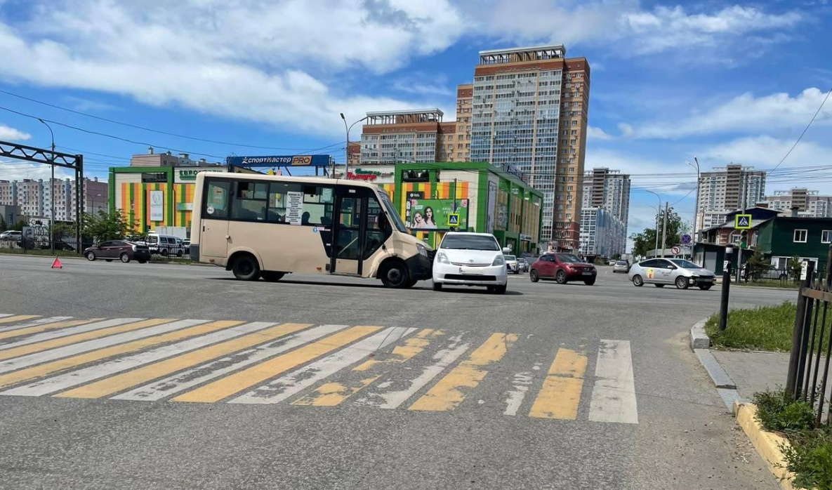 Три человека пострадали при столкновении Приуса с автобусом в Хабаровске |  13.06.2024 | Хабаровск - БезФормата