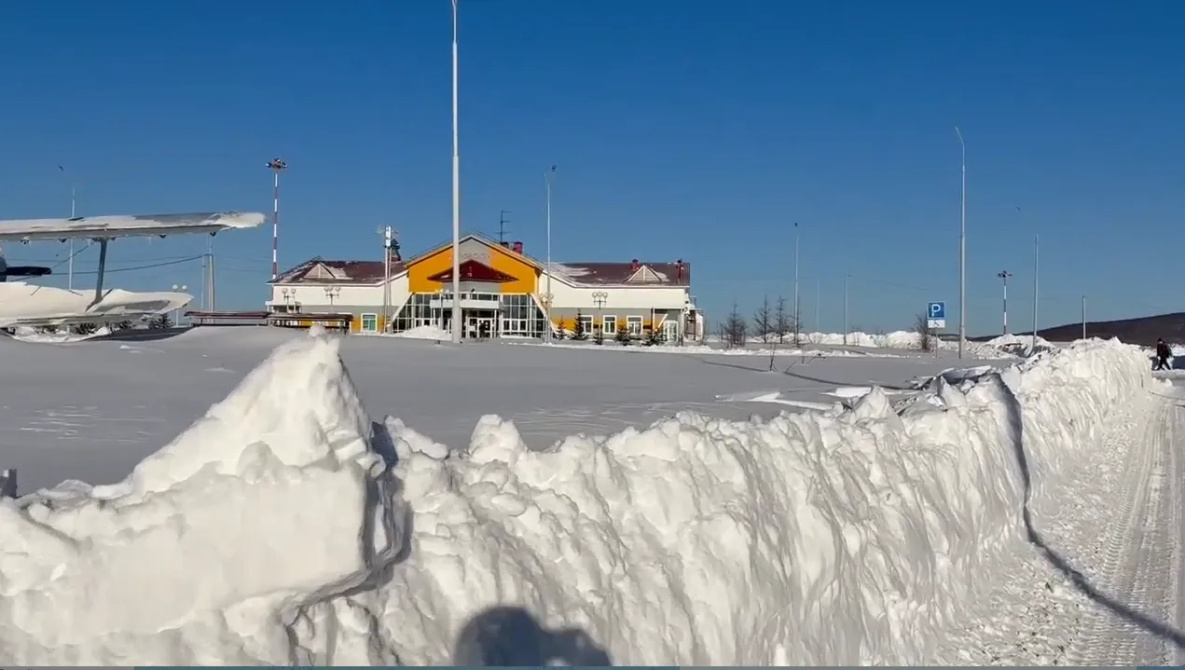 Расчистка аэропорта продолжается в Николаевске-на-Амуре