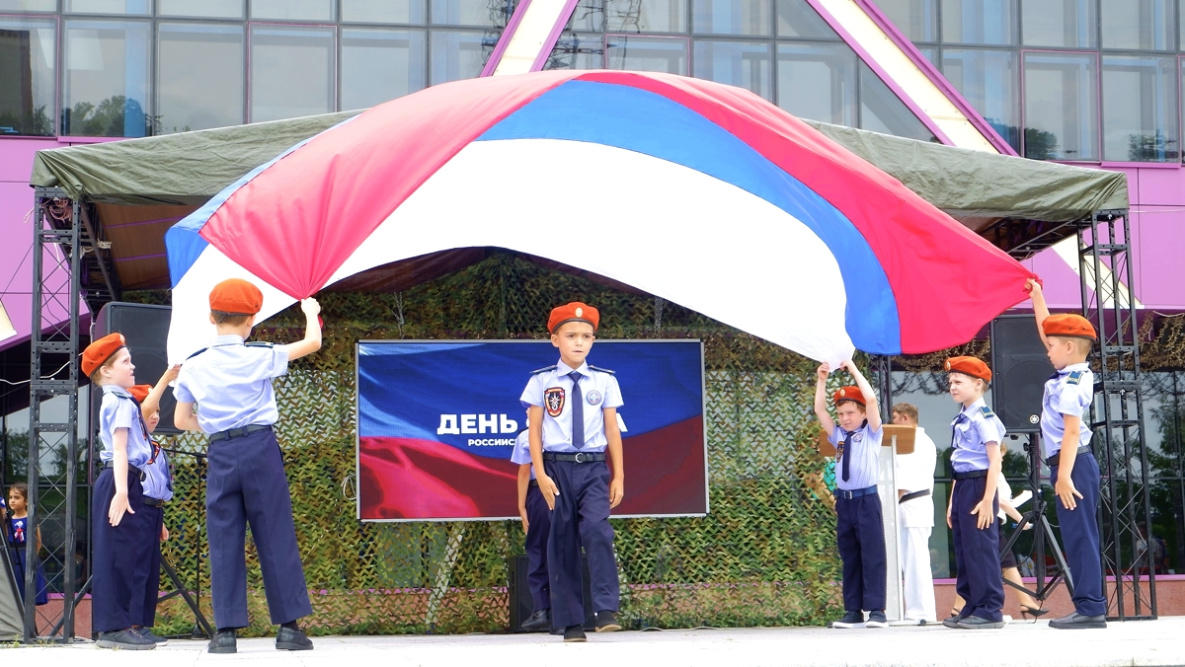 В Хабаровске начали отмечать День Государственного флага России