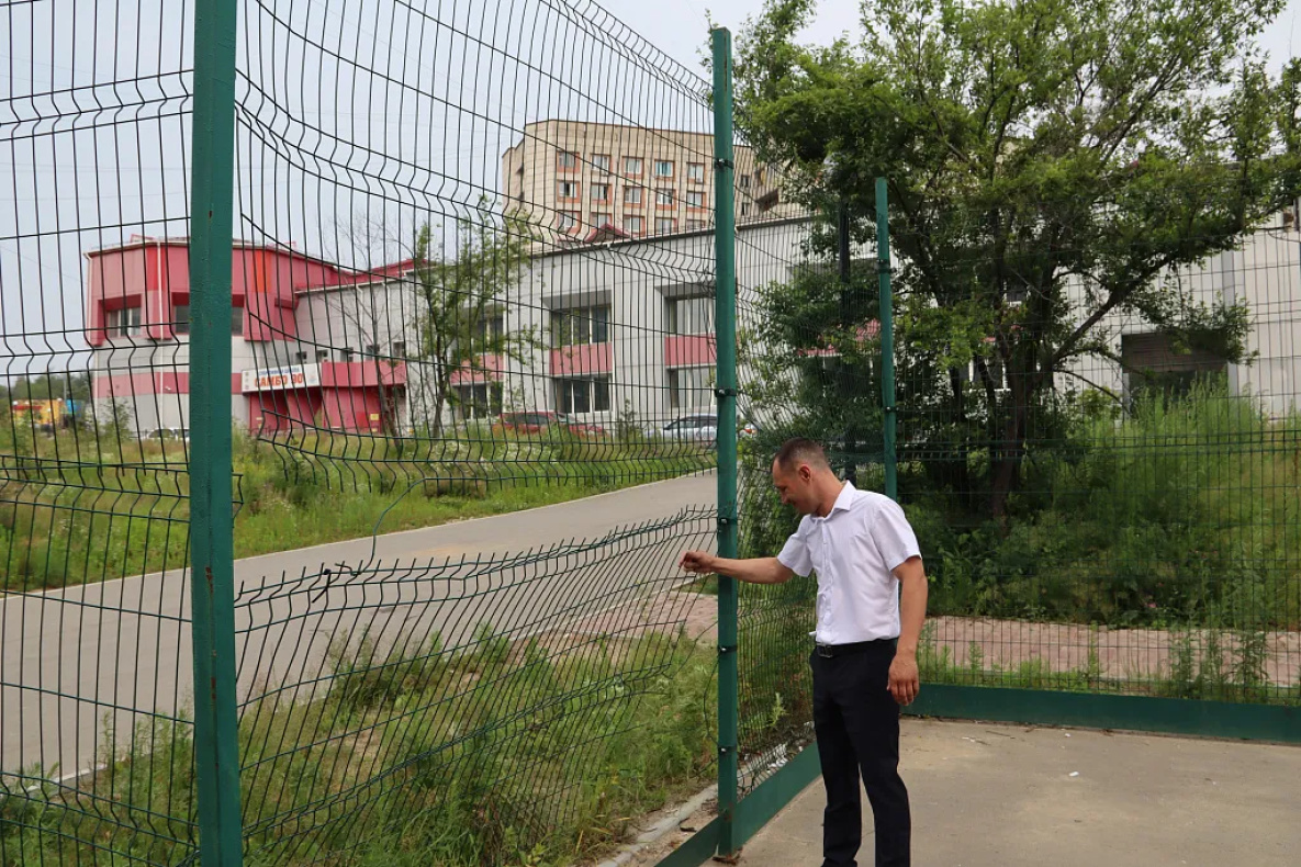Площадку в сквере «Самбо-90» отремонтируют по поручению Дмитрия Демешина