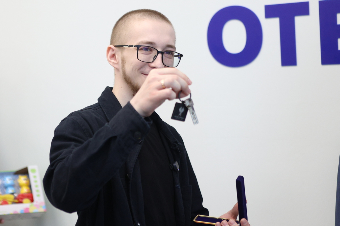 Мы в долгу перед каждым: Демешин вручил ключи от нового жилья ветерану СВО