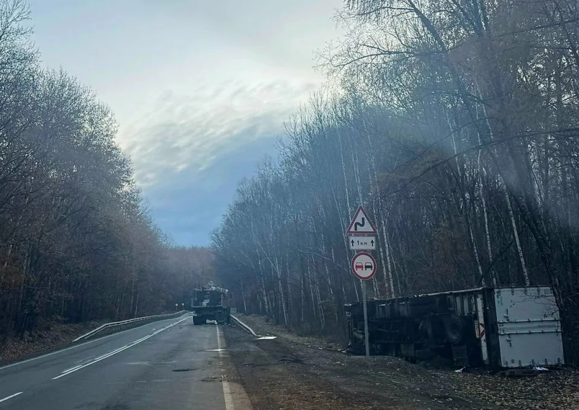 В Хабаровском крае водитель грузовика погиб при столкновении со стоящим КАМАЗом  