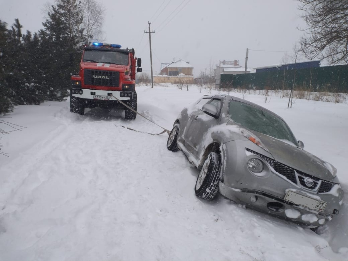 Хабаровские водители помогали друг другу освобождаться из снежного плена