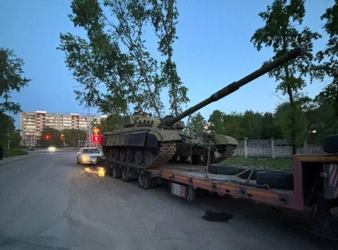 Будущий памятник танку Т-64 по дороге в Чегдомын заехал в Хабаровск
