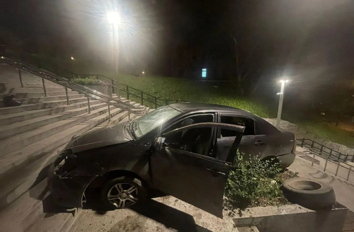 На Тургеневской лестнице в Хабаровске произошло курьёзное ДТП