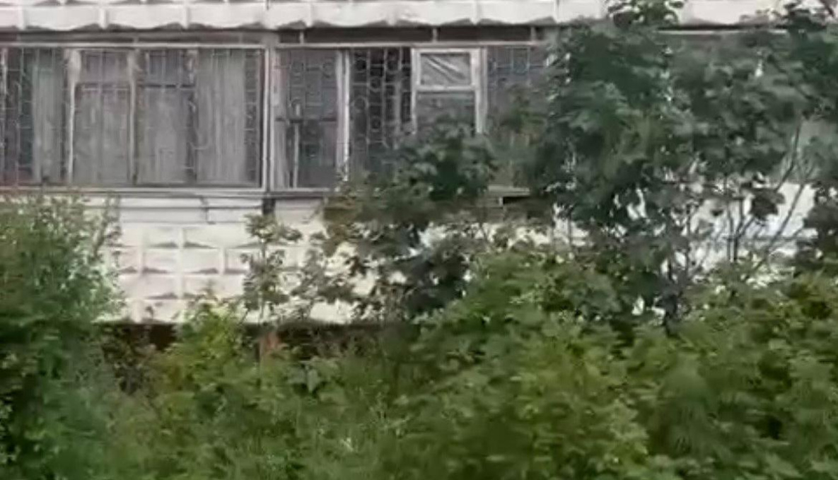 Тело ребёнка под окнами жилого дома обнаружили в Комсомольске