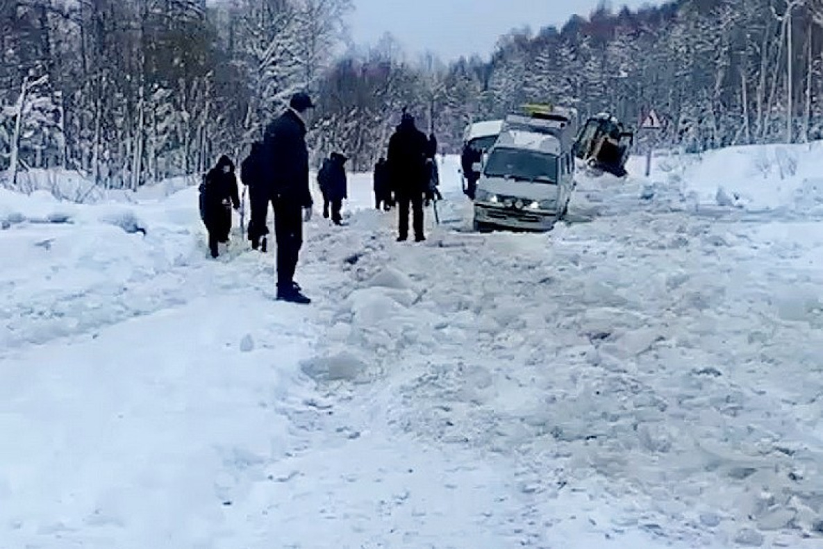 Гигантскую наледь ликвидировали на трассе в Хабаровском крае