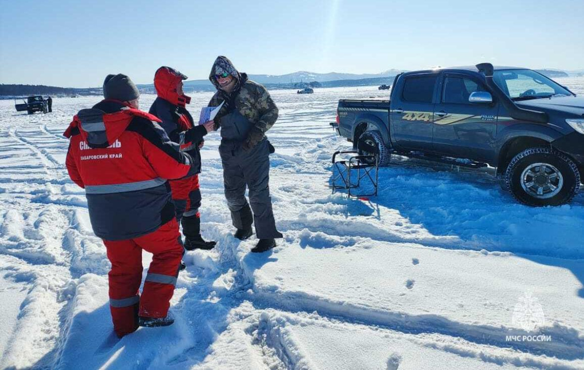 В Хабаровском крае рыбаки форсировали гигантский разлом льда