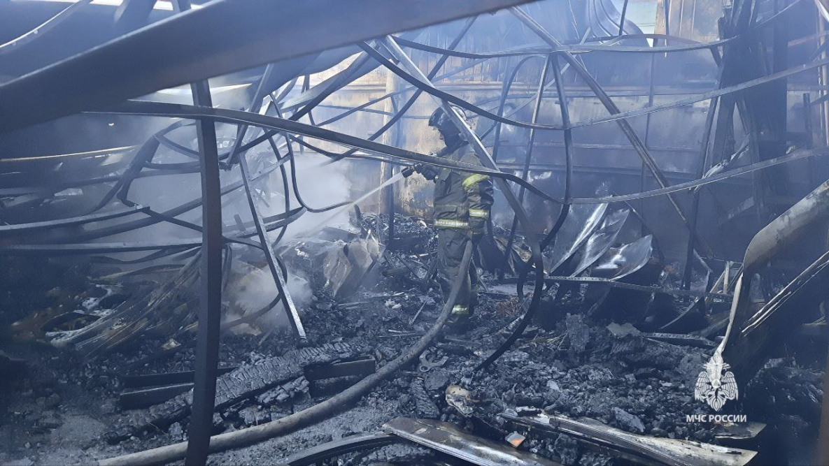 В Хабаровске сгорел склад с автозапчастями | 11.08.2023 | Хабаровск -  БезФормата