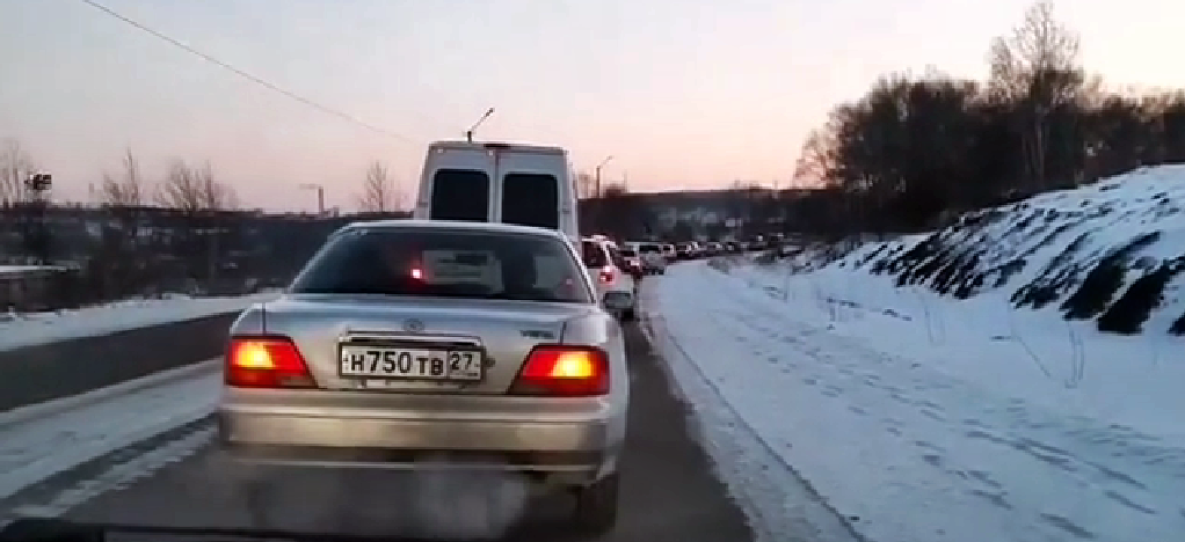 «Вечная» наледь создаёт пробки на автотрассе в Хабаровском крае