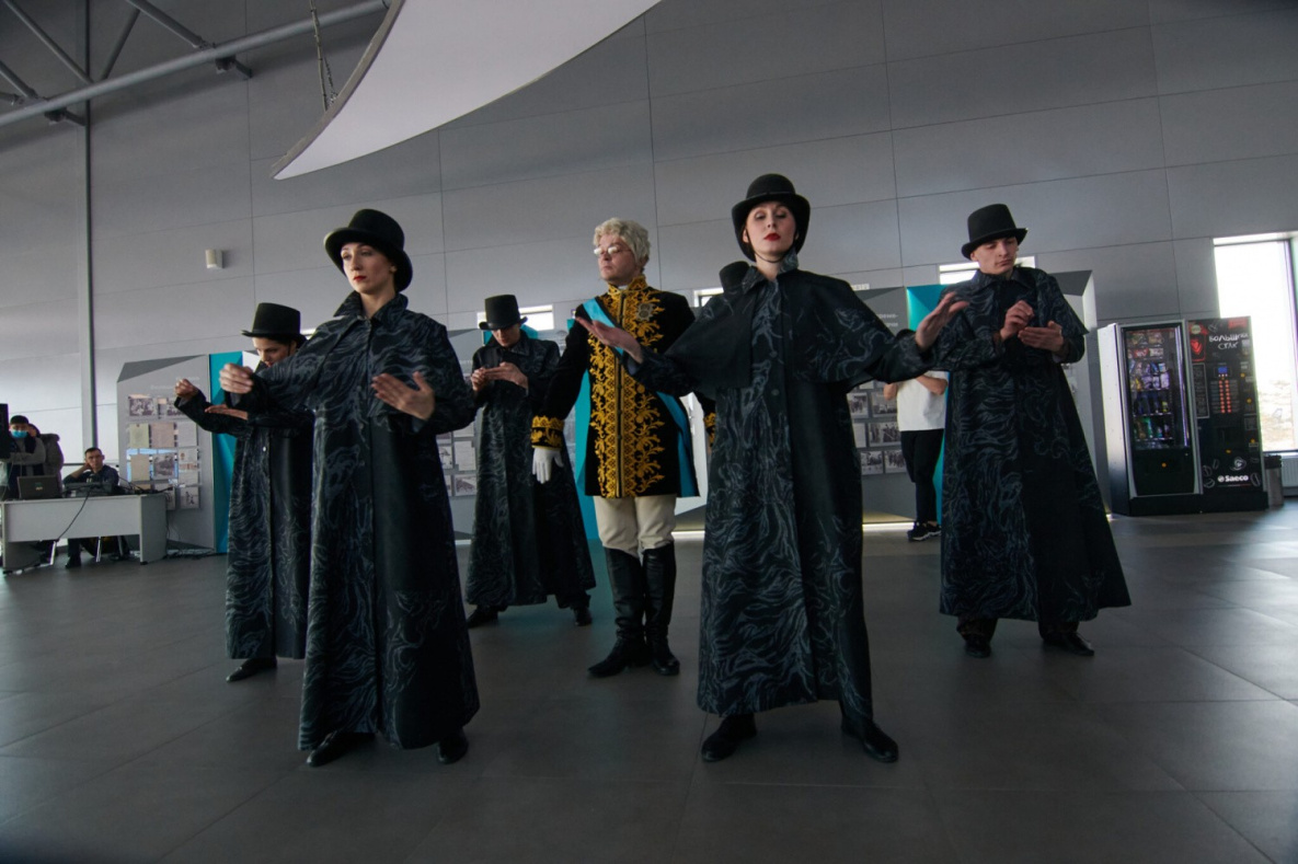 Актёры театра драмы устроили перфоманс в хабаровском аэропорту