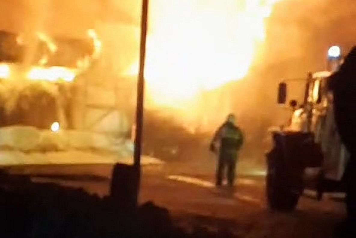 В Охотске полыхают гаражи местного энергопредприятия