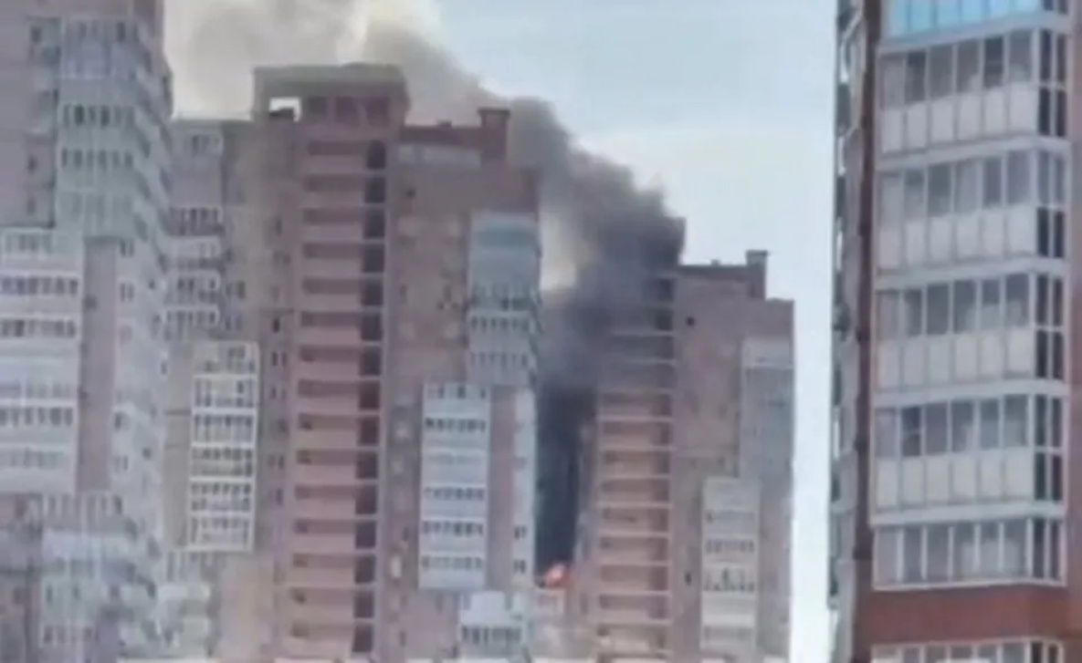 В Хабаровске горит балкон высотного жилого дома у «Ерофей Арены»