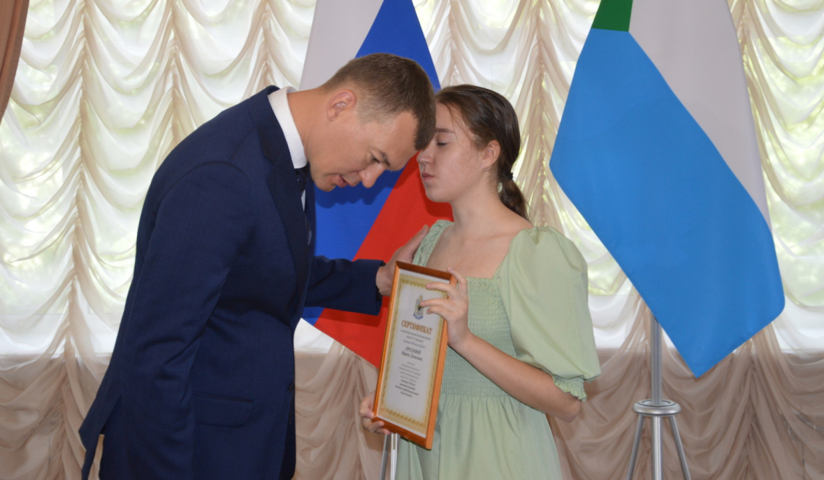 В центре для детей «Красная речка» Михаил Дегтярев наградил лучших выпускников
