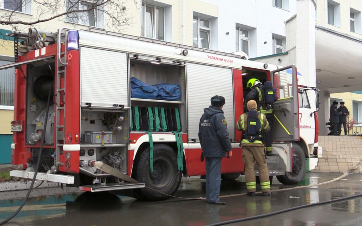 В Хабаровске из пожара в пятиэтажке спасены около 30 человек