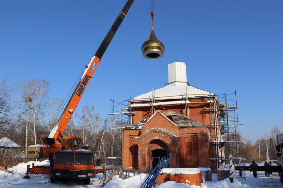 На строящийся в Хабаровском районе храм водрузили купол