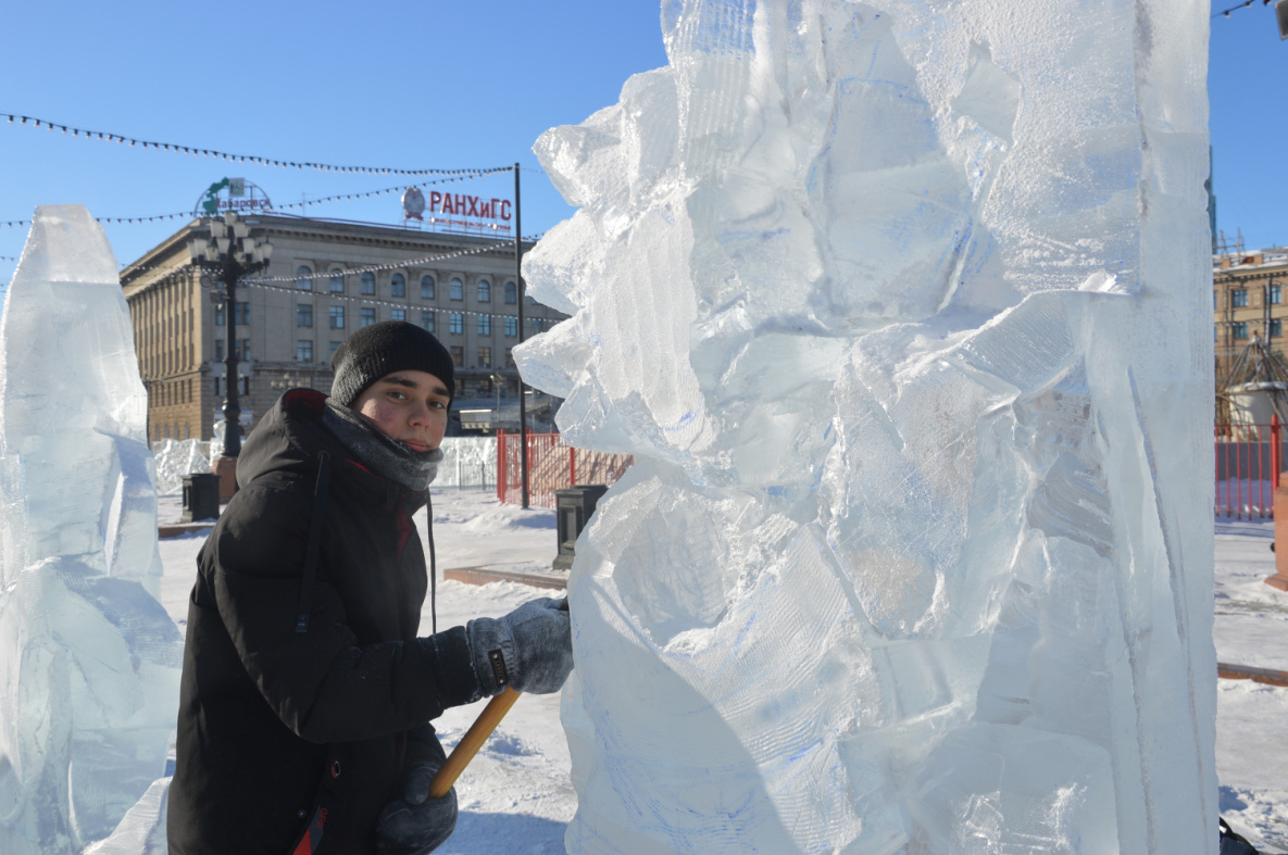 В Хабаровске юные скульпторы превращают лёд в лебедей и шамана