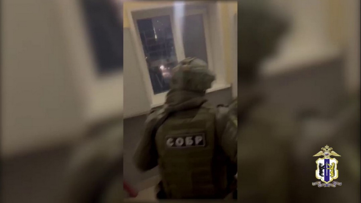 Мошенник прыгнул из окна третьего этажа в Хабаровске, убегая от полиции