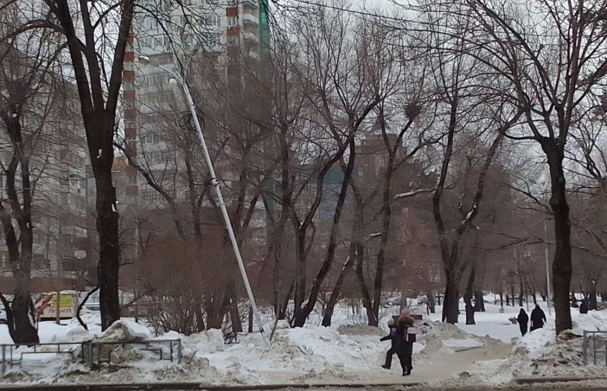 Хабаровские коммунальщики так усердно боролись со снегом, что повредили фонарный столб